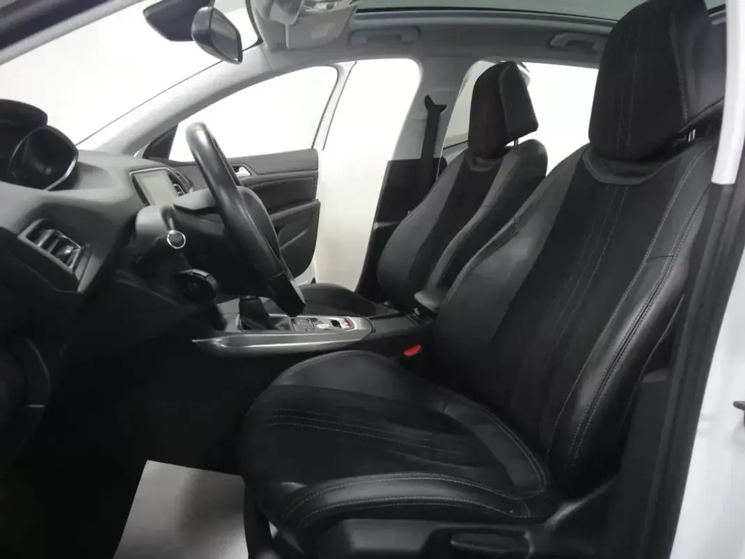 Peugeot 308 2016 - 10500 EUR, 136000 km - AUTO.MOTO.pt - 136000km - foto 12 de 26