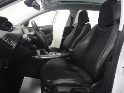 Peugeot 308 2016 - 10500 EUR, 136000 km - AUTO.MOTO.pt - 136000km - foto 12 de 26