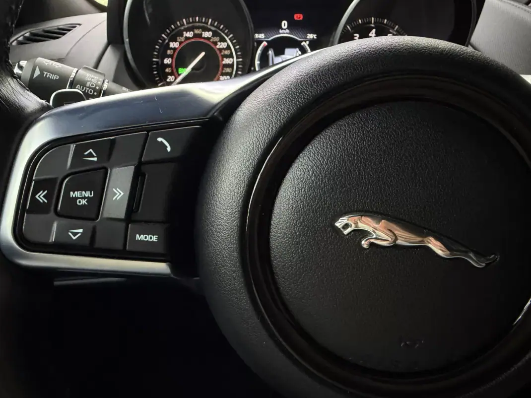 Jaguar F-Type 2018 - 48950 EUR, 57634 km - 57634km - foto 27 de 43