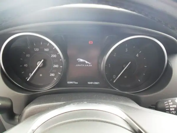 Jaguar XE 2017 - 25950 EUR, 59977 km - AUTO.MOTO.pt - 59977km - foto 31 de 35