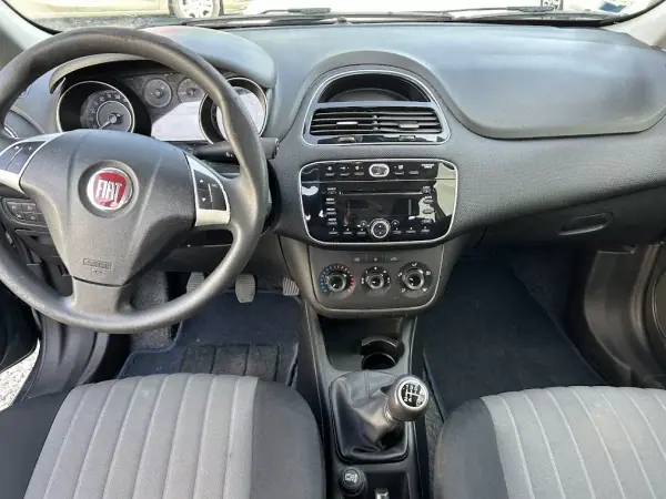 Fiat Punto 2018 - 8750 EUR, 84900 km - AUTO.MOTO.pt - 84900km - foto 7 de 11