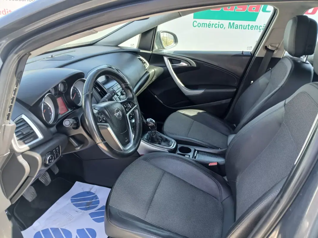 Opel Astra Sports Tourer 2013 - 7350 EUR, 143297 km - AUTO.MOTO.pt - 143297km - foto 15 de 26