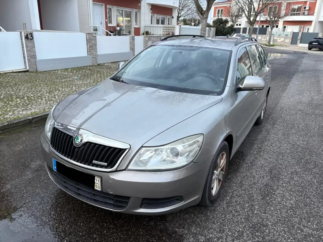 Skoda Octavia Break 2011 - 4750 EUR, 200000 km - AUTO.MOTO.pt - 200000km - foto 1 de 7