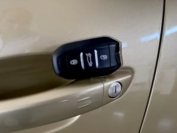 Peugeot 3008 2017 - 18500 EUR, 155000 km - AUTO.MOTO.pt - 155000km - foto 93 de 112