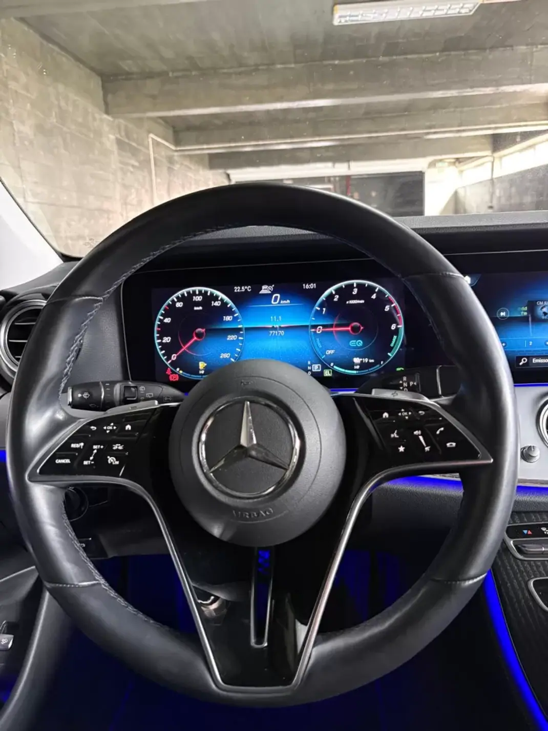 Mercedes-Benz E 300 2022 - 34500 EUR, 77100 km - AUTO.MOTO.pt - 77100km - foto 13 de 18