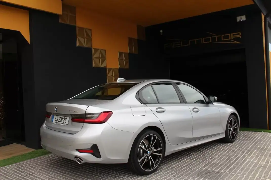 BMW 330 2019 - 26800 EUR, 38754 km - AUTO.MOTO.pt - 38754km - foto 7 de 9