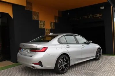 BMW 330 2019 - 26800 EUR, 38754 km - AUTO.MOTO.pt - 38754km - foto 7 de 9
