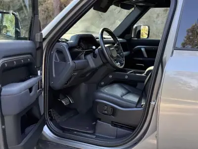 Land Rover Defender 2023 - 74999 EUR, 129000 km - AUTO.MOTO.pt - 129000km - foto 25 de 39