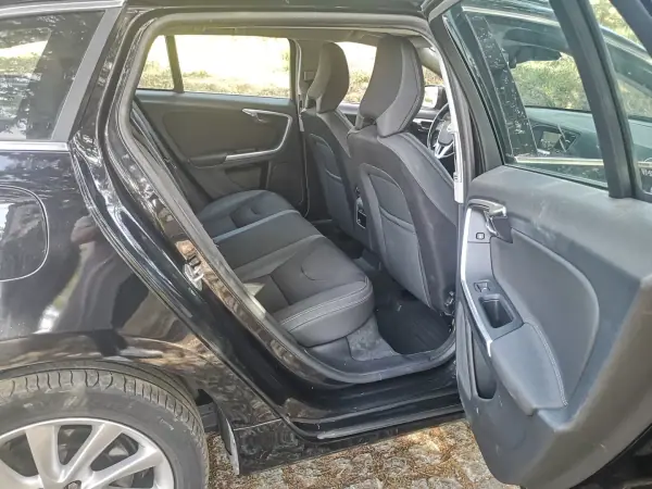 Volvo V60 2014 - 11750 EUR, 270000 km - AUTO.MOTO.pt - 270000km - foto 12 de 17
