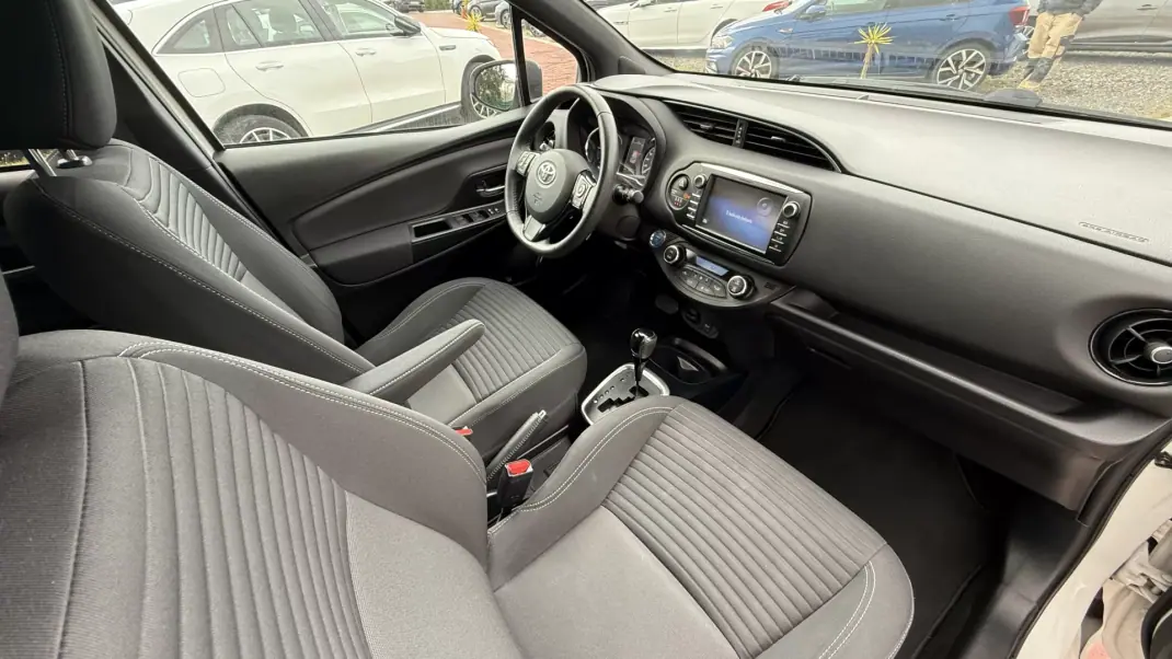 Toyota Yaris 2018 - 16990 EUR, 80000 km - AUTO.MOTO.pt - 80000km - foto 28 de 29