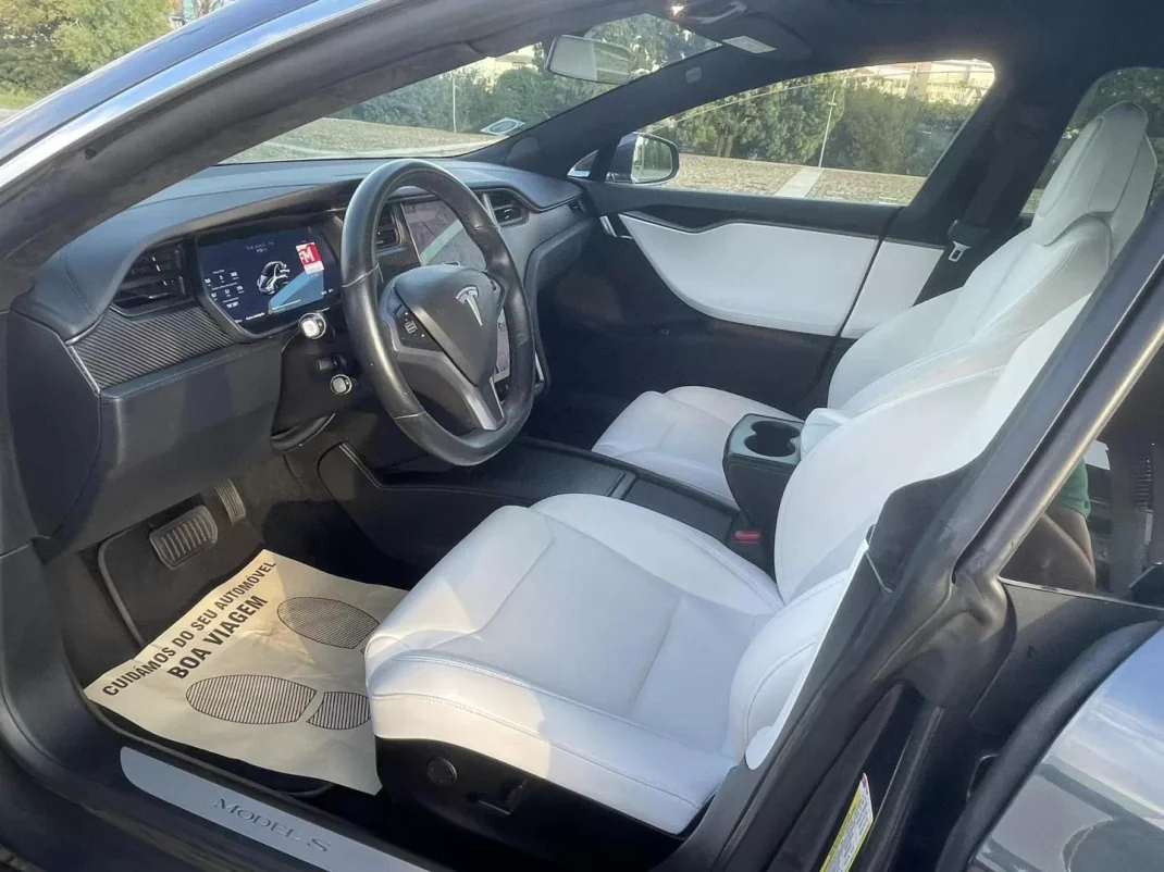 Tesla Model S 2018 - 37900 EUR, 131000 km - AUTO.MOTO.pt - 131000km - foto 5 de 11