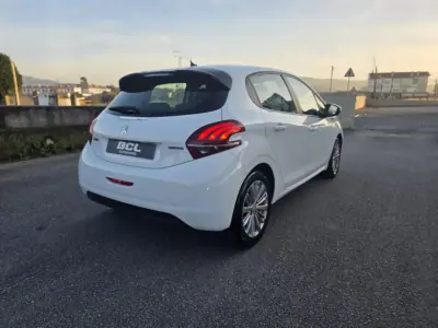 Peugeot 208 2016 - 13990 EUR, 163000 km - AUTO.MOTO.pt - 163000km - foto 10 de 31