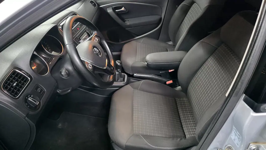 Volkswagen Polo 2014 - 10990 EUR, 136000 km - AUTO.MOTO.pt - 136000km - foto 6 de 31