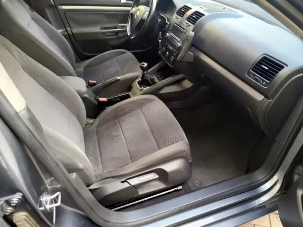 Volkswagen Jetta 2006 - 6500 EUR, 192000 km - AUTO.MOTO.pt - 192000km - foto 4 de 25