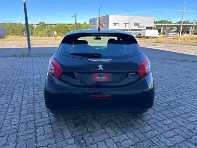 Peugeot 208 2013 - 10990 EUR, 129992 km - AUTO.MOTO.pt - 129992km - foto 5 de 17