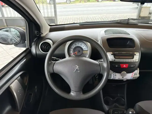 Peugeot 107 2013 - 6950 EUR, 152714 km - AUTO.MOTO.pt - 152714km - foto 12 de 21