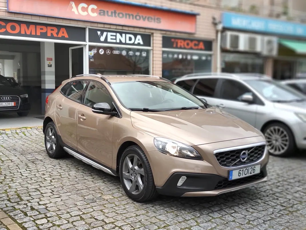 Volvo V40 Cross Country 2014 - 9900 EUR, 235000 km - AUTO.MOTO.pt - 235000km - foto 1 de 15