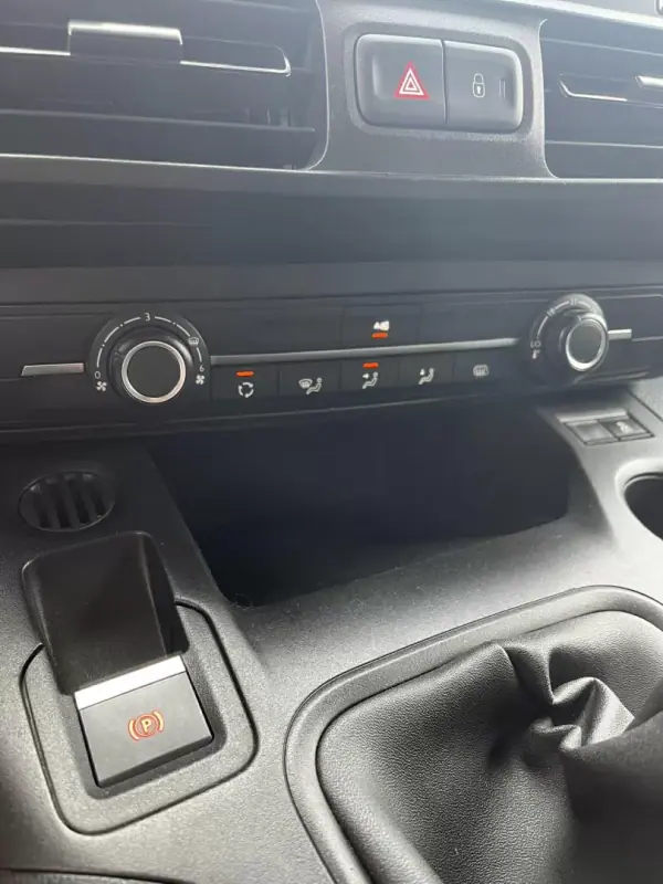 Peugeot 2020 - 11900 EUR, 158578 km - AUTO.MOTO.pt - 158578km - foto 8 de 10