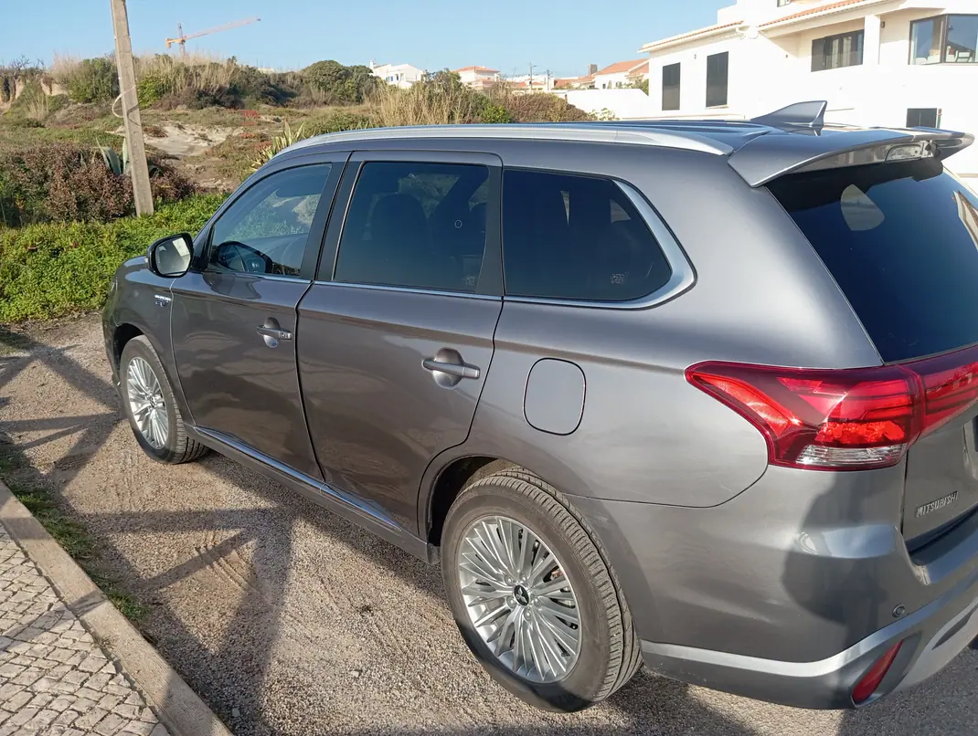 Mitsubishi Outlander 2019 - 23500 EUR, 95000 km - AUTO.MOTO.pt - 95000km - foto 10 de 15