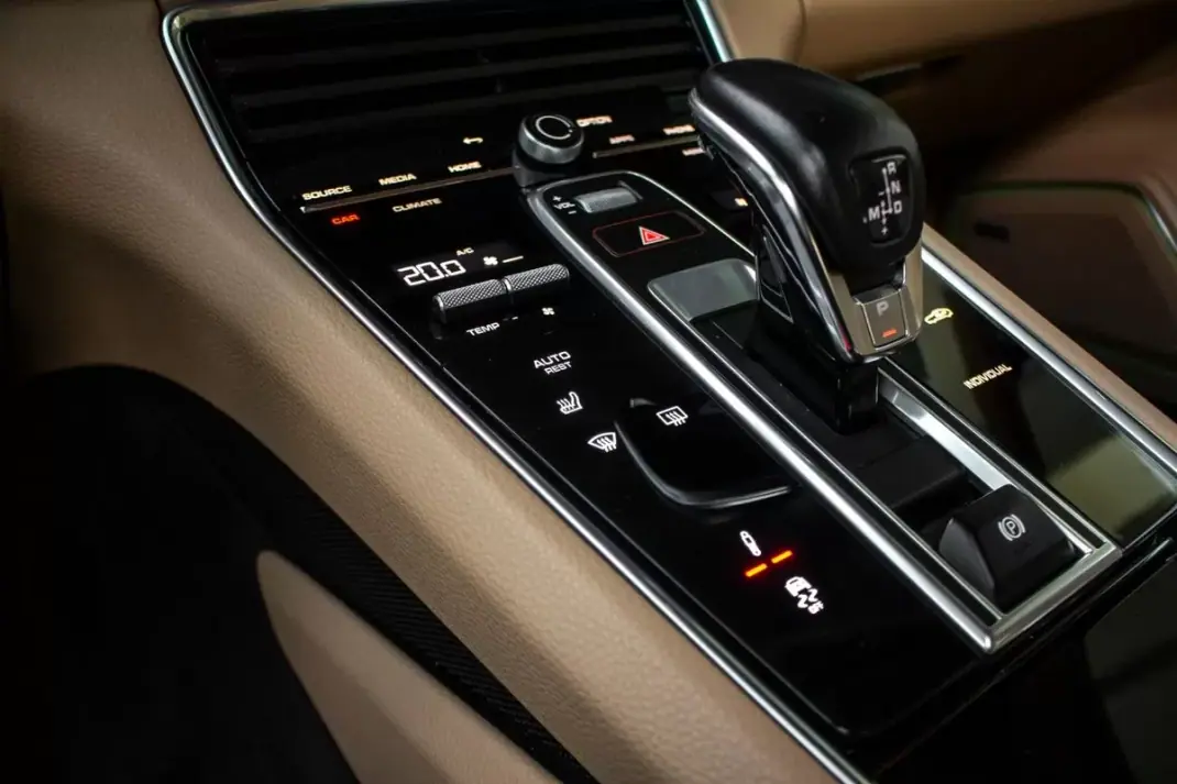 Porsche Panamera 2022 - 99950 EUR, 92267 km - AUTO.MOTO.pt - 92267km - foto 23 de 49