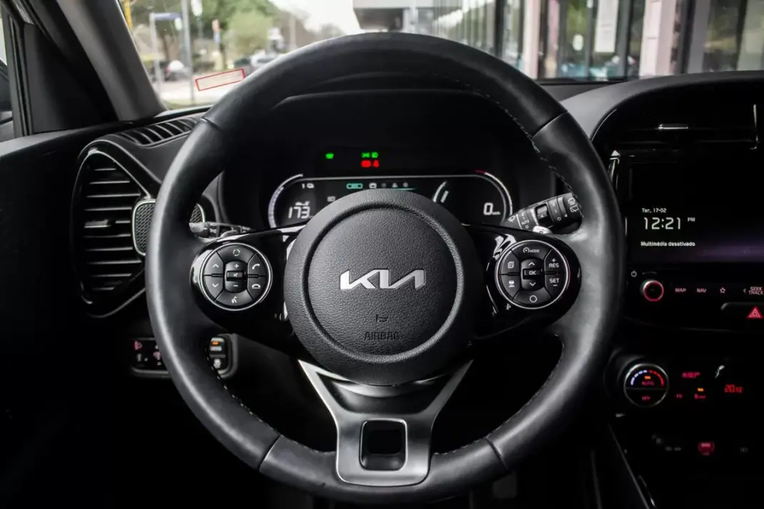 Kia e-Soul 2022 - 18900 EUR, 38143 km - AUTO.MOTO.pt - 38143km - foto 12 de 46