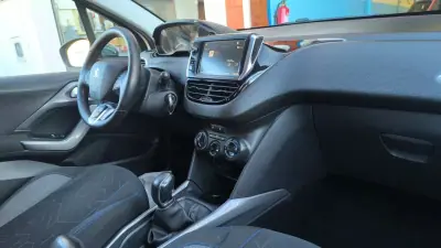 Peugeot 2008 2017 - 11500 EUR, 145000 km - AUTO.MOTO.pt - 145000km - foto 4 de 15