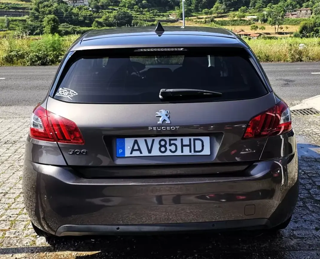 Peugeot 308 2015 - 9500 EUR, 180000 km - AUTO.MOTO.pt - 180000km - foto 14 de 20