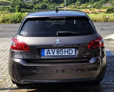 Peugeot 308 2015 - 9500 EUR, 180000 km - AUTO.MOTO.pt - 180000km - foto 14 de 20