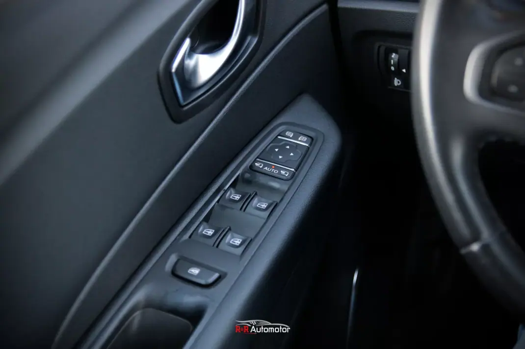 Renault Captur 2019 - 14800 EUR, 98000 km - AUTO.MOTO.pt - 98000km - foto 10 de 27