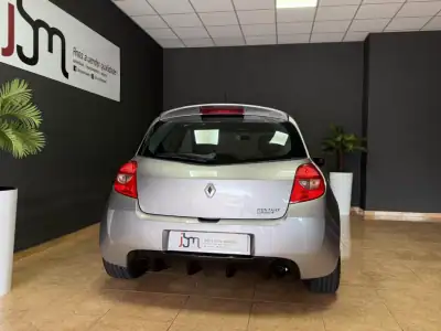Renault Clio 2006 - 17500 EUR, 148741 km - AUTO.MOTO.pt - 148741km - foto 5 de 12