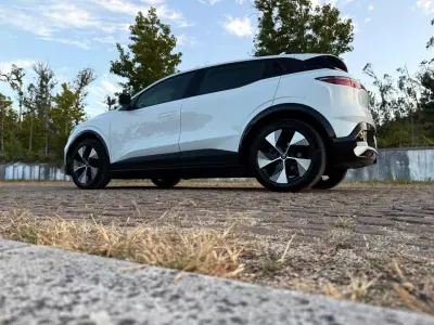 Renault Mégane E-Tech 2022 - 22500 EUR, 14000 km - AUTO.MOTO.pt - 14000km - foto 16 de 24