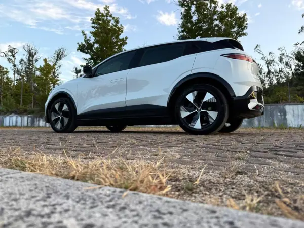Renault Mégane E-Tech 2022 - 22500 EUR, 14000 km - AUTO.MOTO.pt - 14000km - foto 16 de 24
