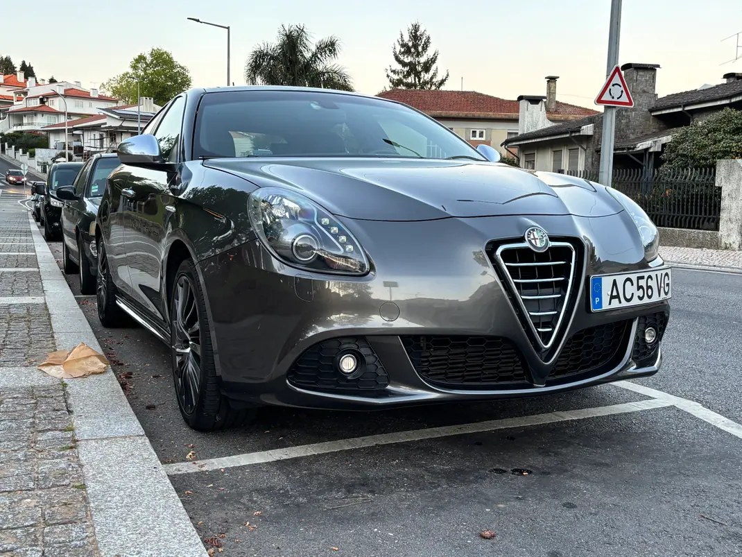 Alfa Romeo Giulietta 2013 - 11500 EUR, 140000 km - AUTO.MOTO.pt - 140000km - foto 1 de 14