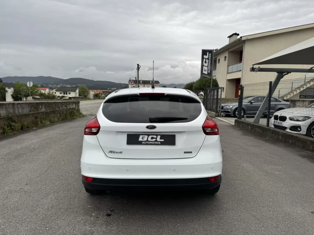 Ford Focus 2015 - 9990 EUR, 123000 km - AUTO.MOTO.pt - 123000km - foto 5 de 31