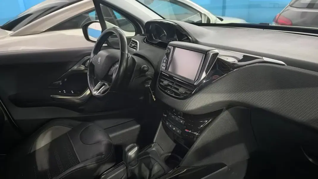 Peugeot 2008 2017 - 9900 EUR, 113000 km - AUTO.MOTO.pt - 113000km - foto 5 de 15