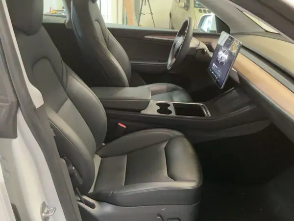 Tesla Model Y 2024 - 35900 EUR, 38745 km - AUTO.MOTO.pt - 38745km - foto 4 de 5