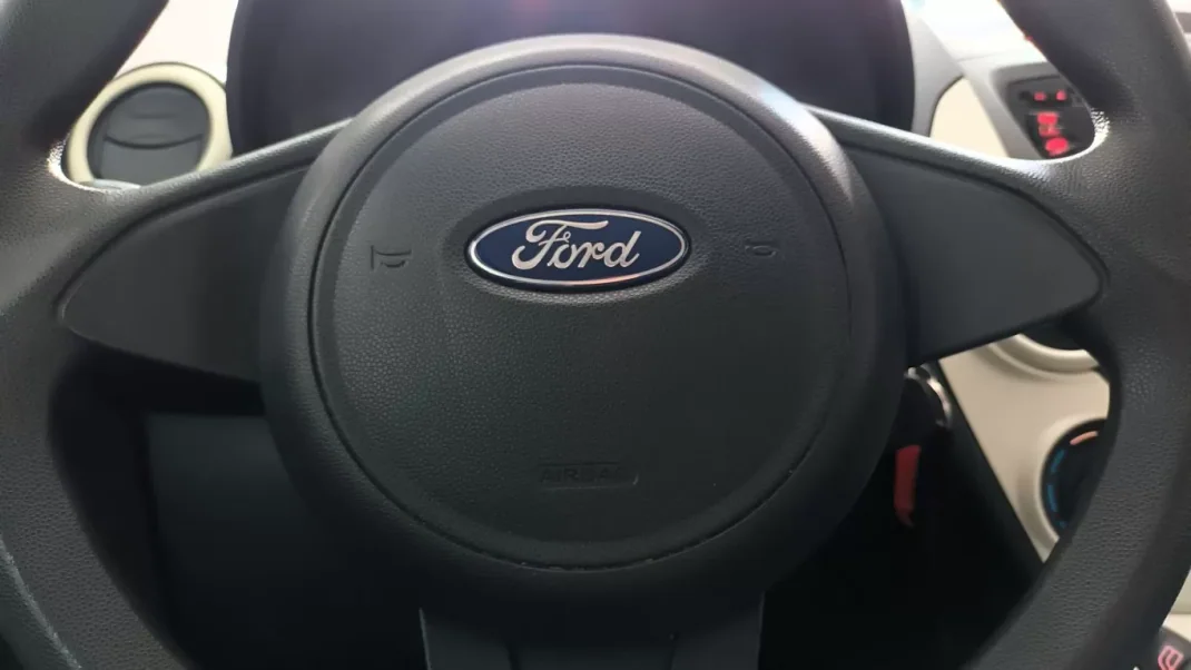 Ford KA 2015 - 7500 EUR, 111953 km - AUTO.MOTO.pt - 111953km - foto 23 de 46