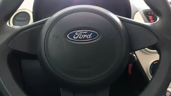 Ford KA 2015 - 7500 EUR, 111953 km - AUTO.MOTO.pt - 111953km - foto 23 de 46