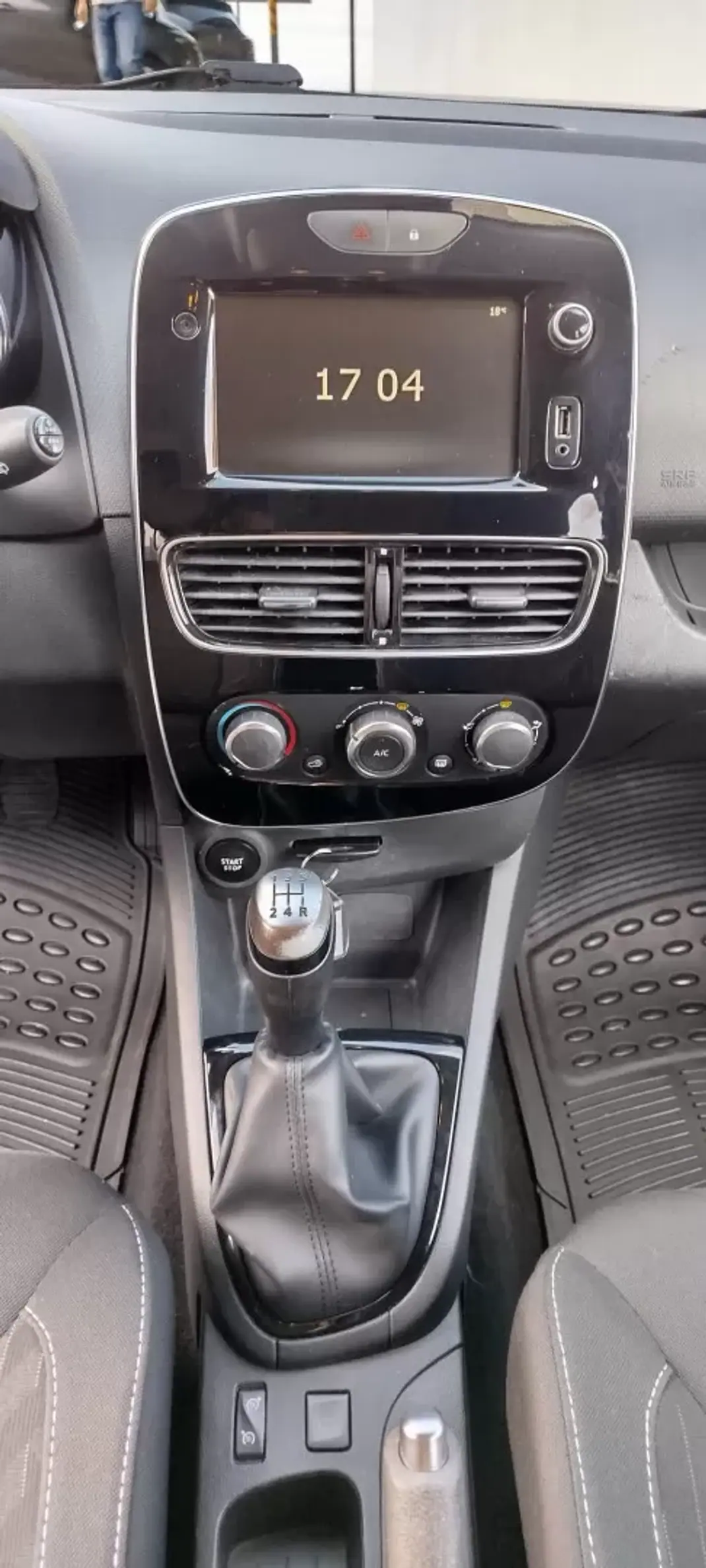 Renault Clio 2019 - 13250 EUR, 154000 km - AUTO.MOTO.pt - 154000km - foto 7 de 9