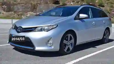 Toyota Auris 2014 - 9990 EUR, 175500 km - foto 2 de 10