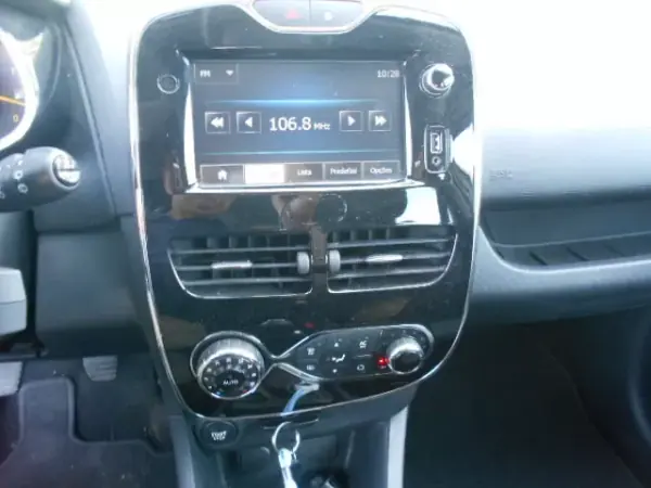 Renault Clio 2013 - 11500 EUR, 137126 km - AUTO.MOTO.pt - 137126km - foto 12 de 13