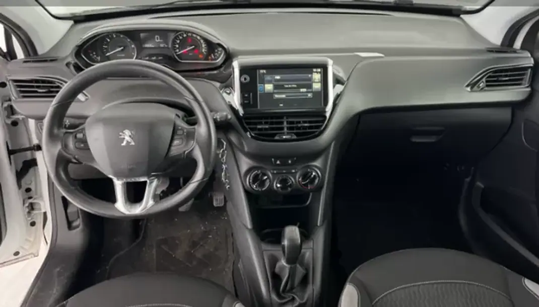 Peugeot 208 2015 - 7490 EUR, 113000 km - AUTO.MOTO.pt - 113000km - foto 14 de 21