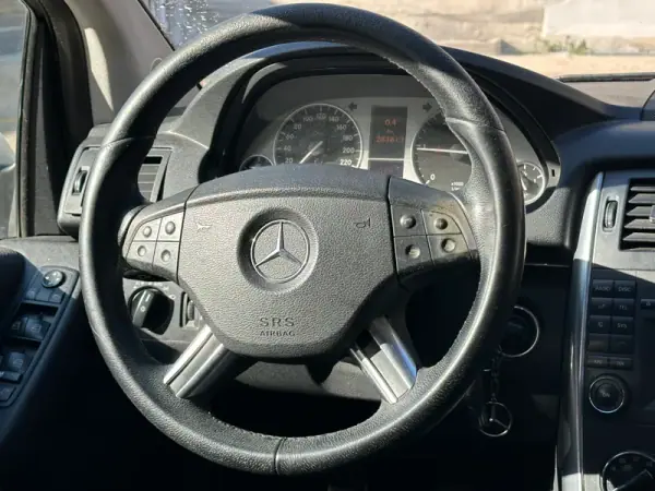 Mercedes-Benz B 200 2009 - 7500 EUR, 281813 km - AUTO.MOTO.pt - 281813km - foto 11 de 19