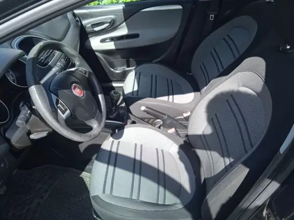 Fiat Punto Evo 2011 - 5490 EUR, 240107 km - AUTO.MOTO.pt - 240107km - foto 6 de 9