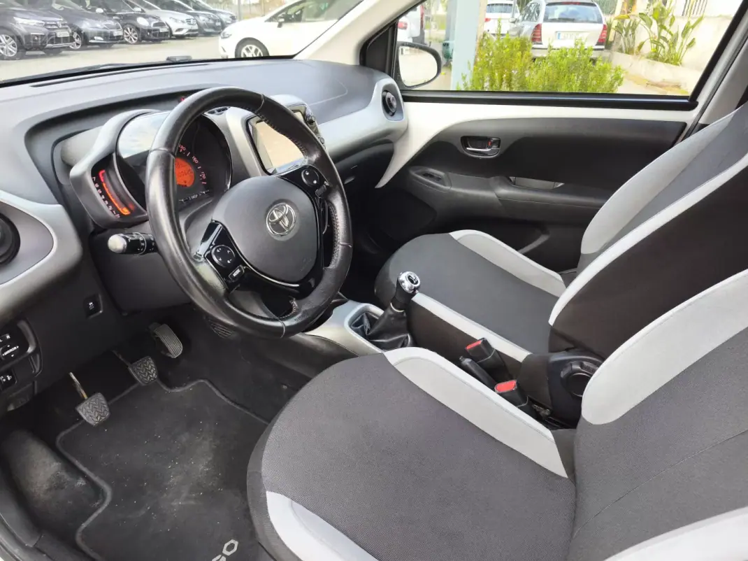 Toyota Aygo 2018 - 10900 EUR, 101000 km - AUTO.MOTO.pt - 101000km - foto 10 de 11