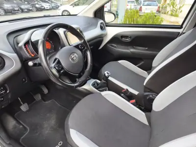 Toyota Aygo 2018 - 10900 EUR, 101000 km - AUTO.MOTO.pt - 101000km - foto 10 de 11