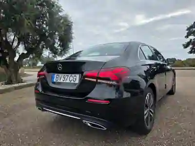 Mercedes-Benz A 250 Limousine 2021 - 21000 EUR, 202000 km - AUTO.MOTO.pt - 202000km - foto 9 de 12