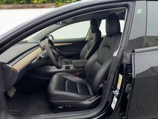 Tesla Model 3 2021 - 28990 EUR, 64400 km - AUTO.MOTO.pt - 64400km - foto 10 de 16