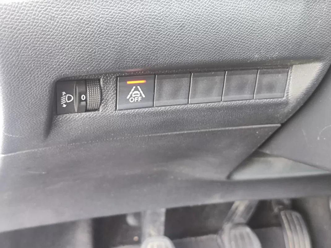 Peugeot 208 2020 - 11900 EUR, 247697 km - AUTO.MOTO.pt - 247697km - foto 22 de 23