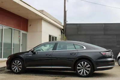 Volkswagen Arteon 2021 - 25990 EUR, 155000 km - AUTO.MOTO.pt - 155000km - foto 13 de 35